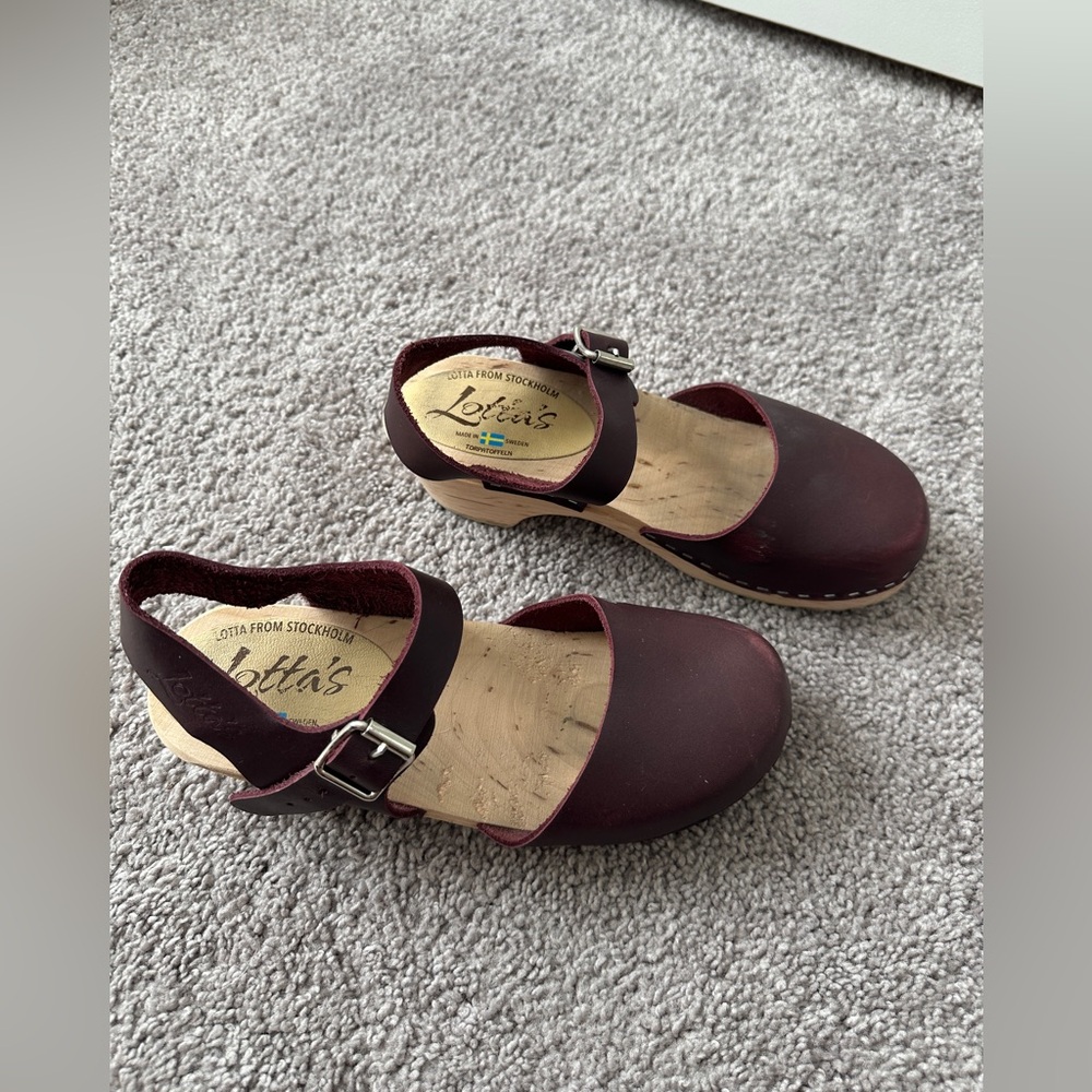 Low Wood Aubergine Clogs on light wood base - Lotta from Stockholm